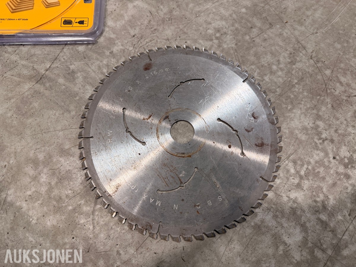 DeWalt DW745 bordsag med DE7400 arbeidsstativ og sagblader