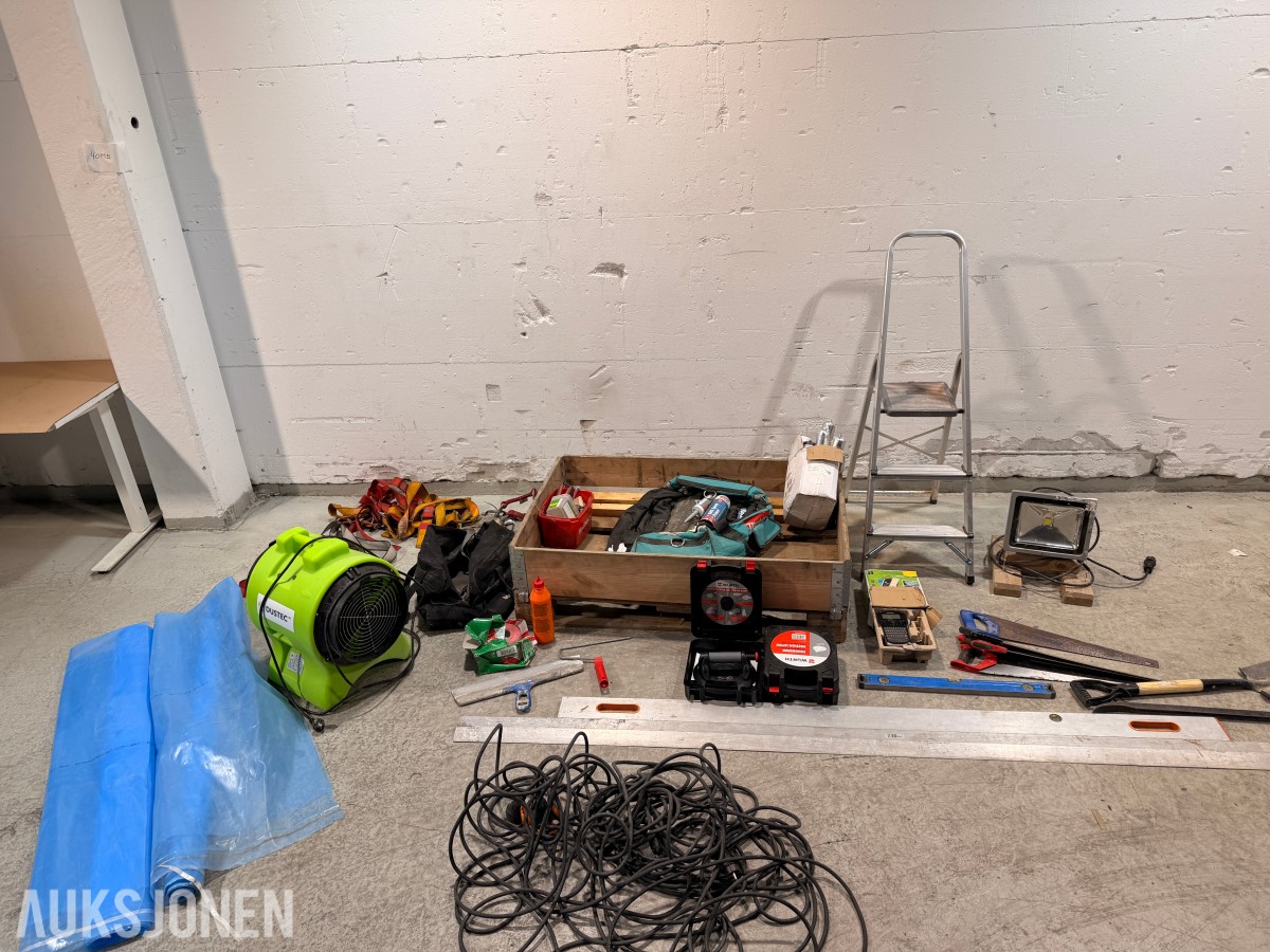 Parti med verktøy, stige, vifte, fallsikringsutstyr og tilbehør