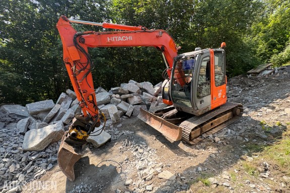 2004 Hitachi Zaxix 85 US beltegraver - 12 227 motortimer - tilt og 2 skuffer