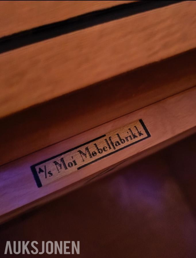 1930 Moi møbelfabrikk a/s Herskapelig dobbelt skap med lås