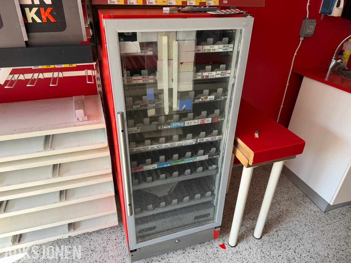 gatekjøkken-/servicebutikkinventar – kjøledisker, kjøleromsinnredning, storkjøkkenutstyr, hyller og butikkinnredning