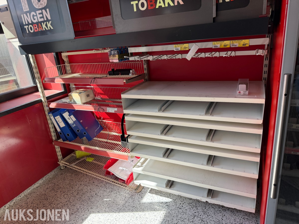 gatekjøkken-/servicebutikkinventar – kjøledisker, kjøleromsinnredning, storkjøkkenutstyr, hyller og butikkinnredning