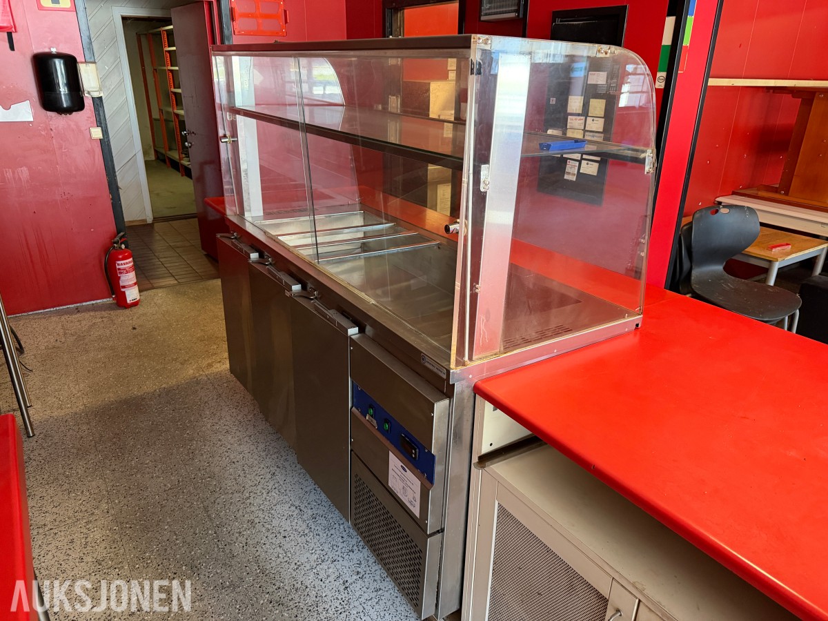 gatekjøkken-/servicebutikkinventar – kjøledisker, kjøleromsinnredning, storkjøkkenutstyr, hyller og butikkinnredning