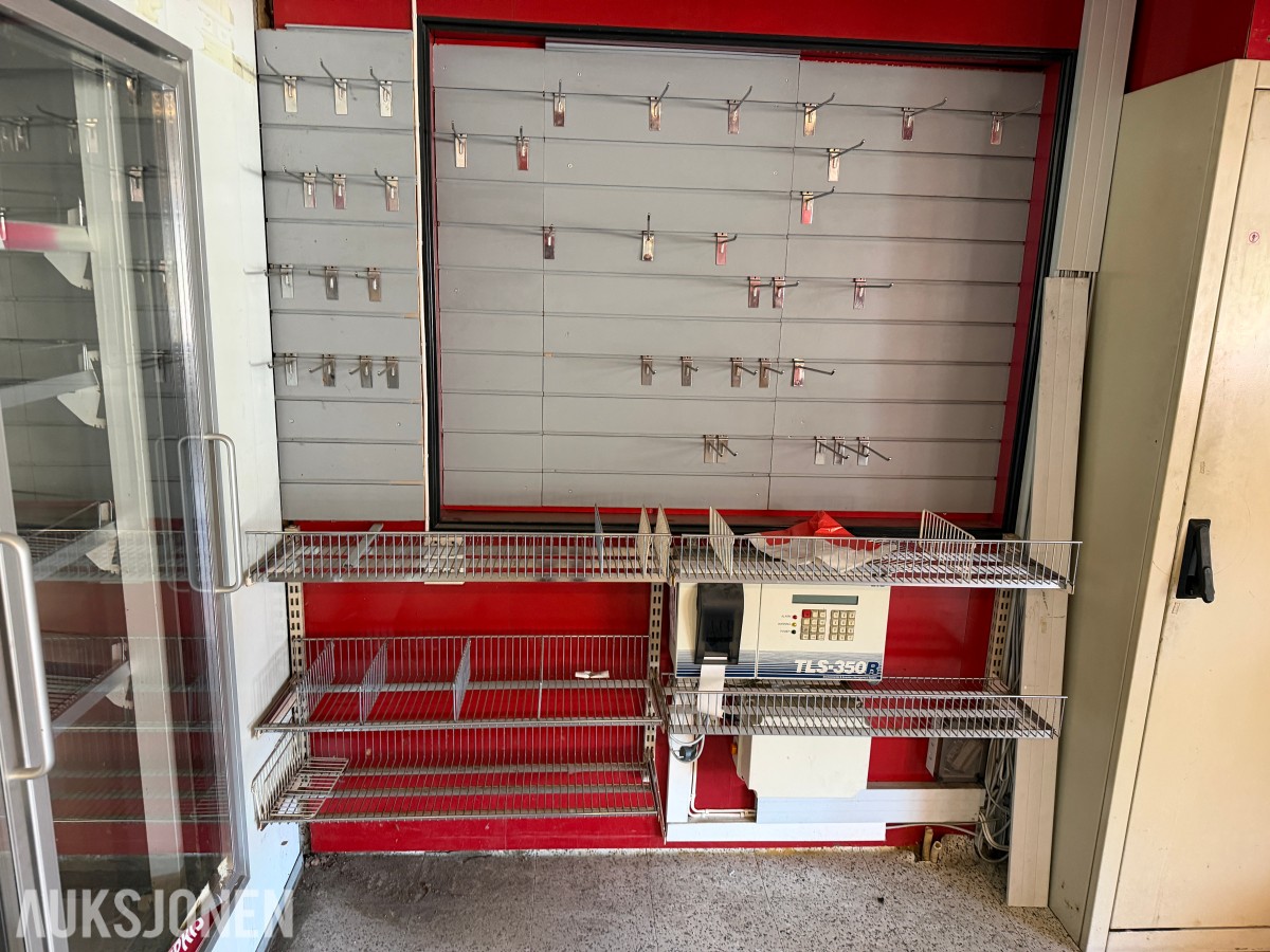 gatekjøkken-/servicebutikkinventar – kjøledisker, kjøleromsinnredning, storkjøkkenutstyr, hyller og butikkinnredning