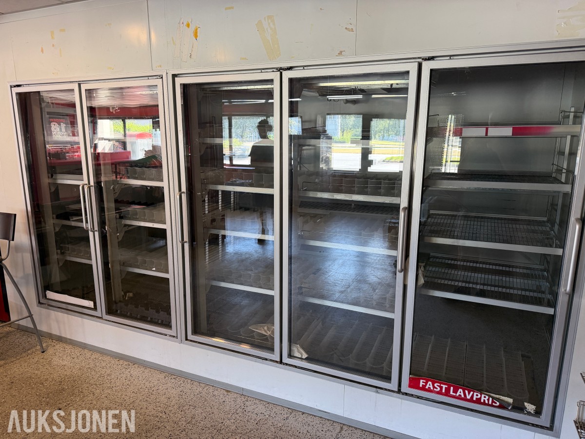 gatekjøkken-/servicebutikkinventar – kjøledisker, kjøleromsinnredning, storkjøkkenutstyr, hyller og butikkinnredning