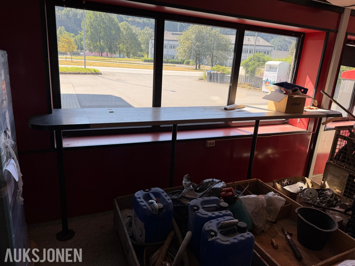 gatekjøkken-/servicebutikkinventar – kjøledisker, kjøleromsinnredning, storkjøkkenutstyr, hyller og butikkinnredning