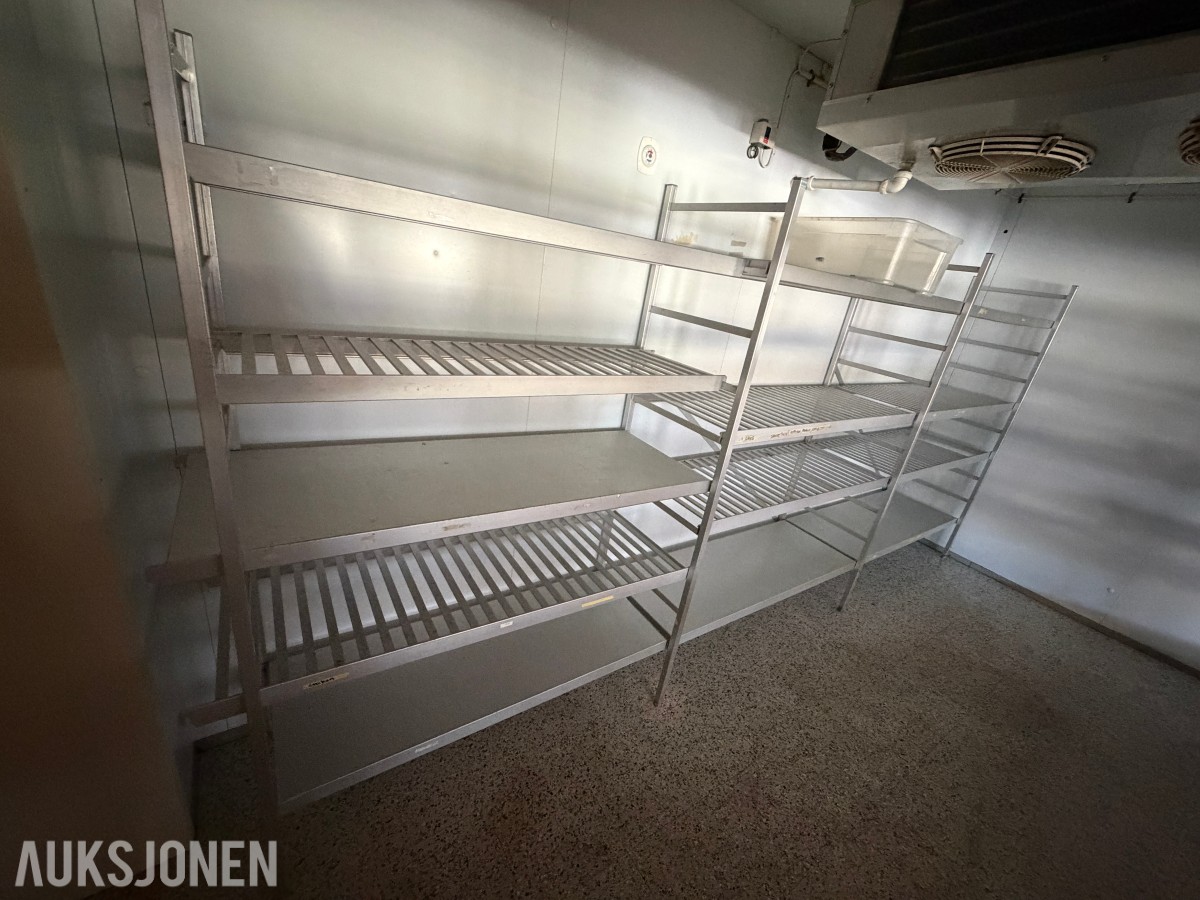 gatekjøkken-/servicebutikkinventar – kjøledisker, kjøleromsinnredning, storkjøkkenutstyr, hyller og butikkinnredning