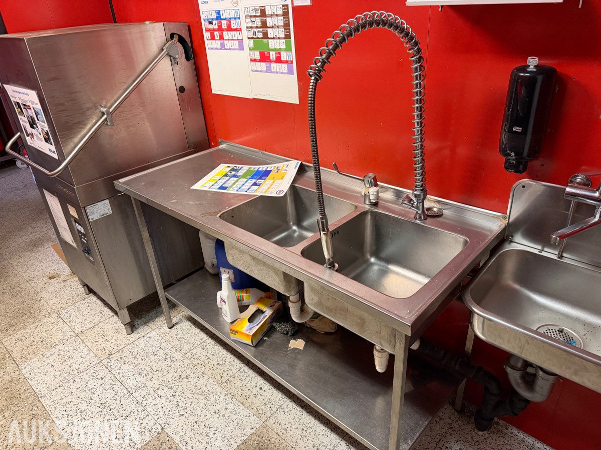 gatekjøkken-/servicebutikkinventar – kjøledisker, kjøleromsinnredning, storkjøkkenutstyr, hyller og butikkinnredning