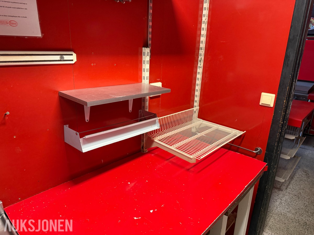gatekjøkken-/servicebutikkinventar – kjøledisker, kjøleromsinnredning, storkjøkkenutstyr, hyller og butikkinnredning