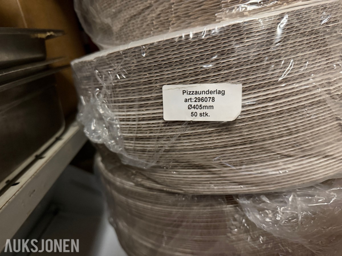 gatekjøkken-/servicebutikkinventar – kjøledisker, kjøleromsinnredning, storkjøkkenutstyr, hyller og butikkinnredning