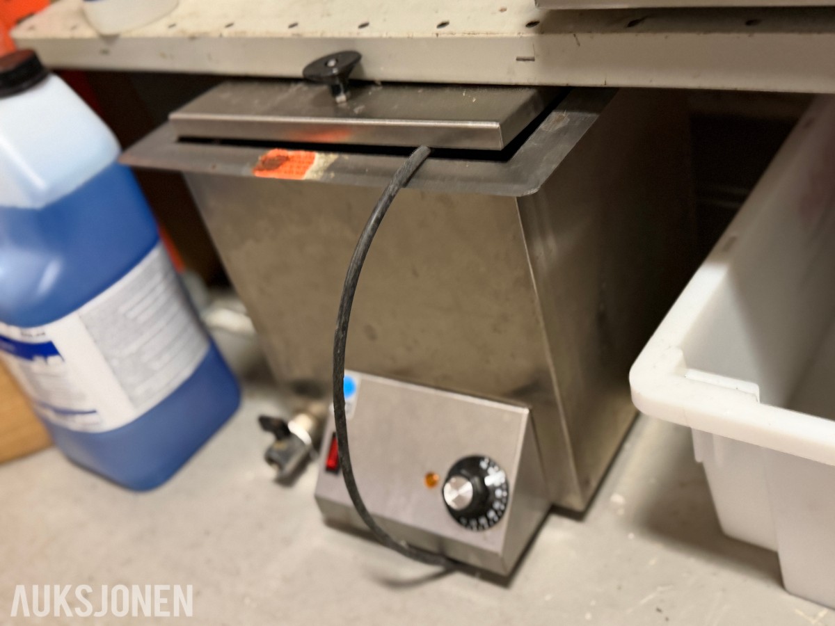 gatekjøkken-/servicebutikkinventar – kjøledisker, kjøleromsinnredning, storkjøkkenutstyr, hyller og butikkinnredning