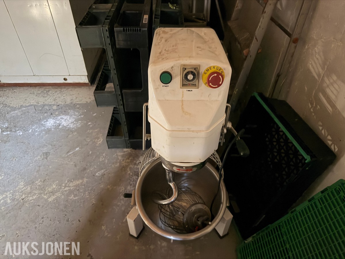 gatekjøkken-/servicebutikkinventar – kjøledisker, kjøleromsinnredning, storkjøkkenutstyr, hyller og butikkinnredning