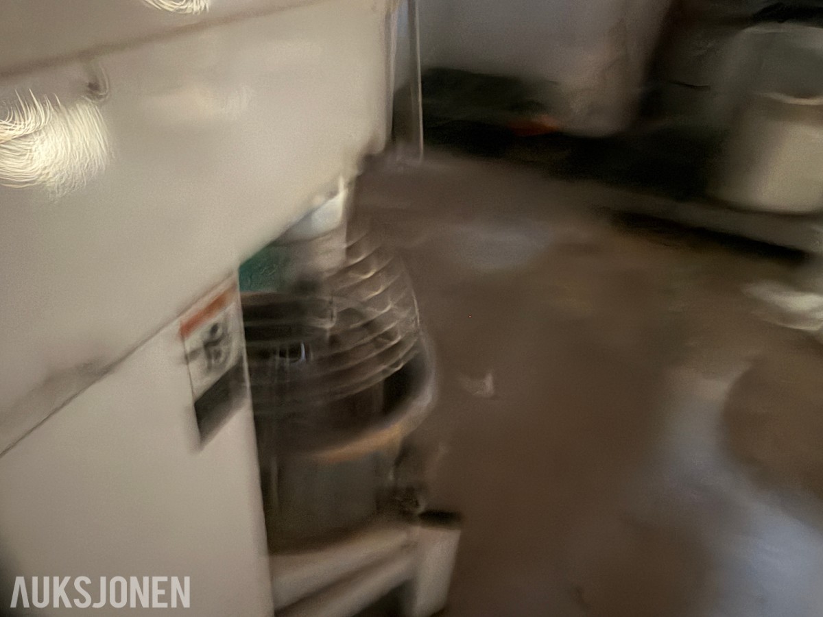 gatekjøkken-/servicebutikkinventar – kjøledisker, kjøleromsinnredning, storkjøkkenutstyr, hyller og butikkinnredning