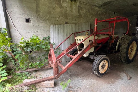David Brown Selectamatic 880 - Eldre traktor med frontlaster og pallegafler 