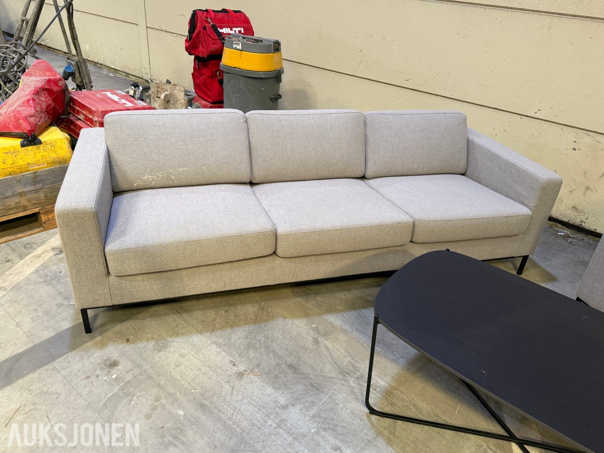 Sofagruppe med 2 stk 3-seters sofaer og salongbord