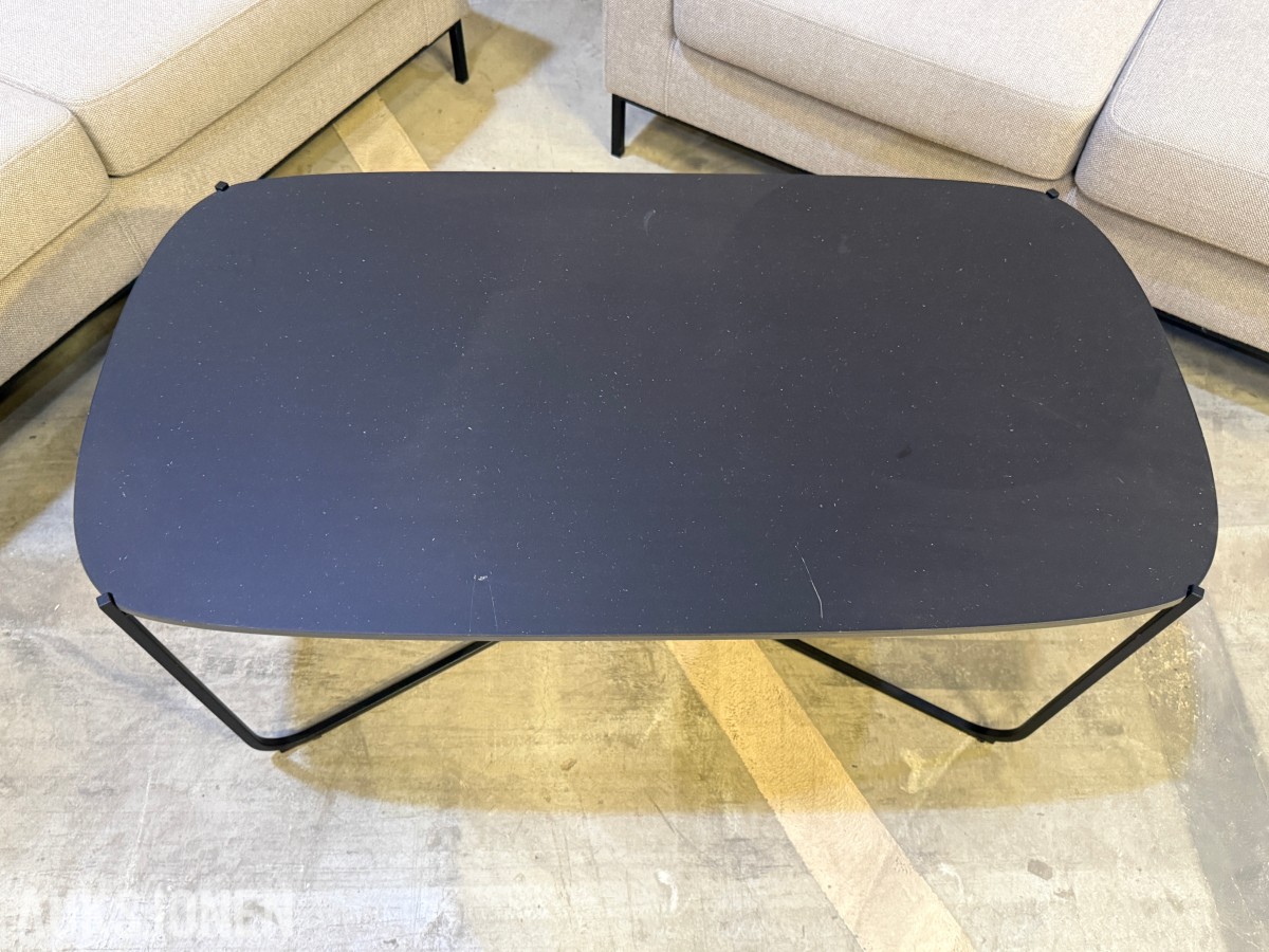 Sofagruppe med 2 stk 3-seters sofaer og salongbord
