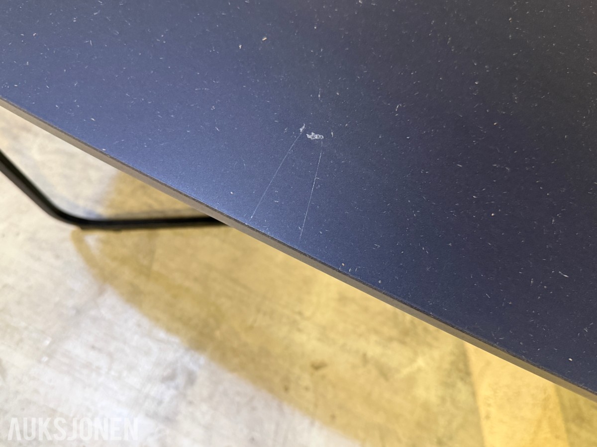 Sofagruppe med 2 stk 3-seters sofaer og salongbord