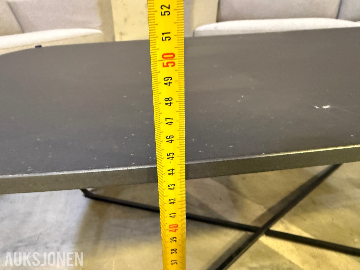 Sofagruppe med 2 stk 3-seters sofaer og salongbord