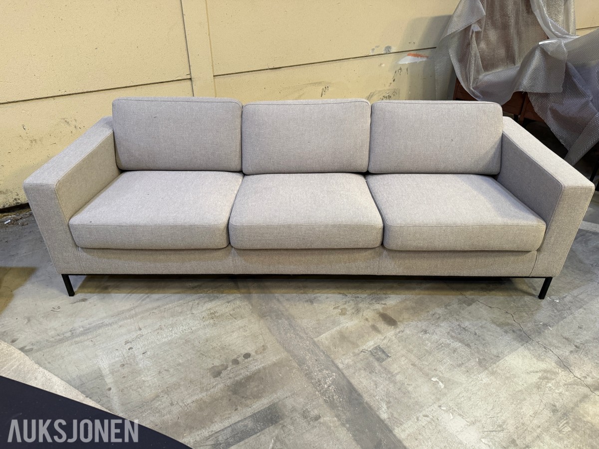 Sofagruppe med 2 stk 3-seters sofaer og salongbord