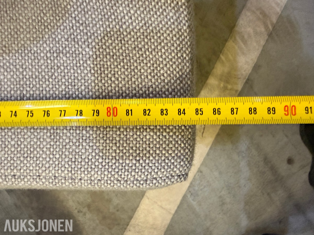 Sofagruppe med 2 stk 3-seters sofaer og salongbord
