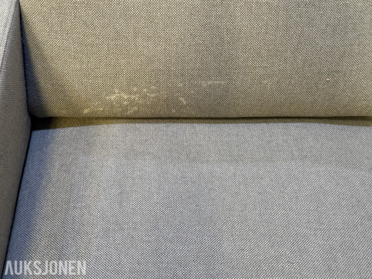 Sofagruppe med 2 stk 3-seters sofaer og salongbord