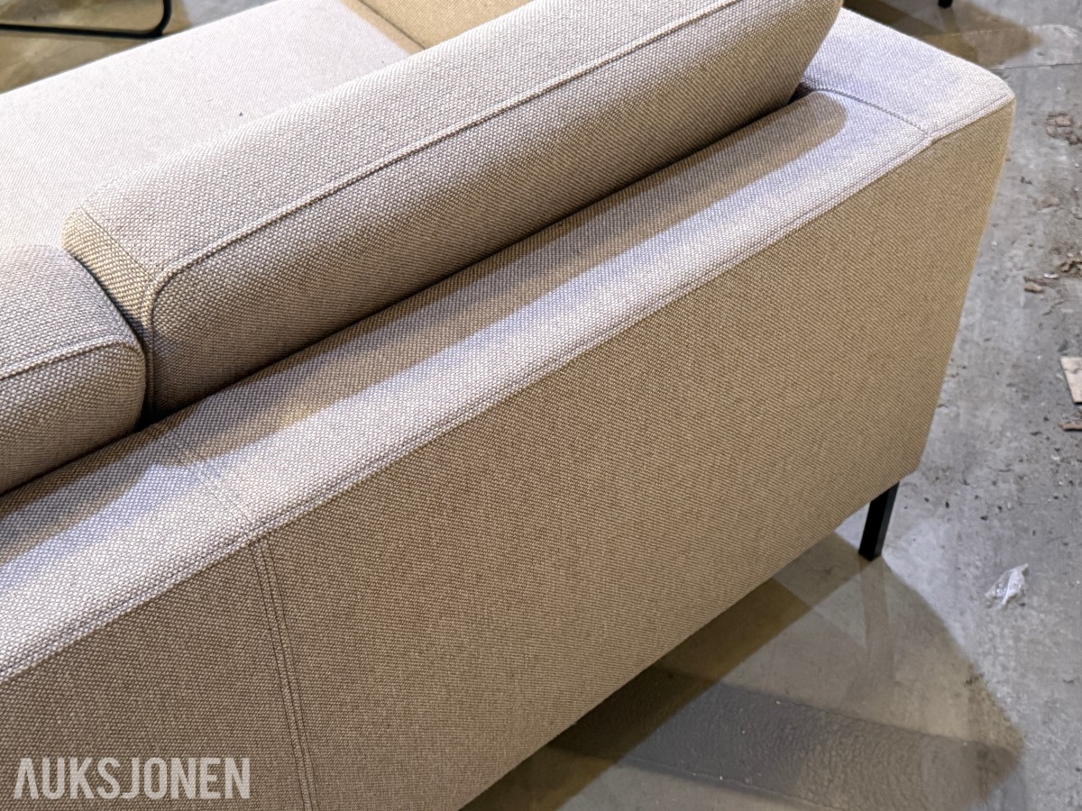 Sofagruppe med 2 stk 3-seters sofaer og salongbord