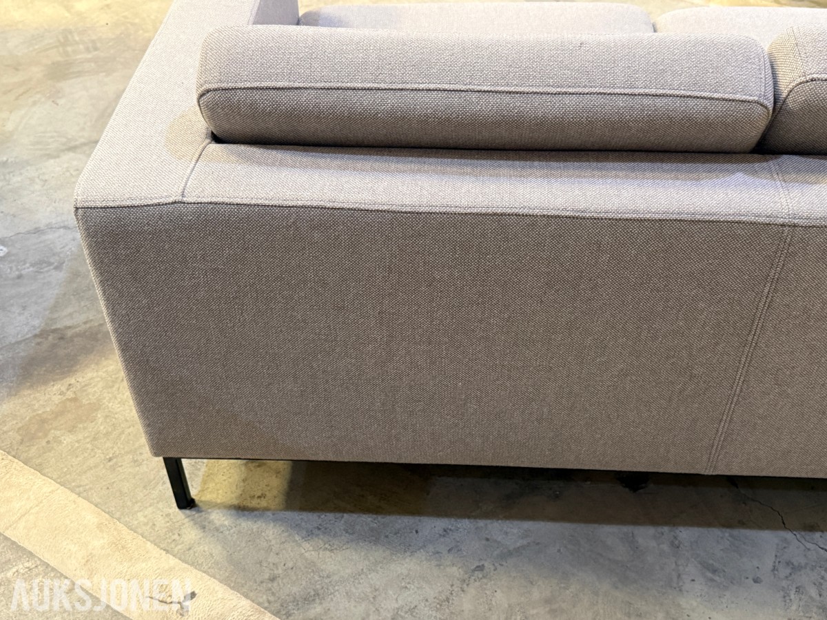 Sofagruppe med 2 stk 3-seters sofaer og salongbord