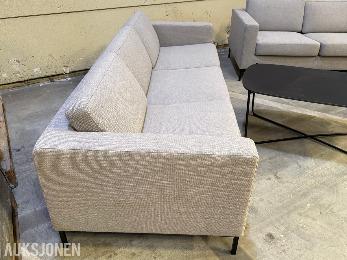 Sofagruppe med 2 stk 3-seters sofaer og salongbord