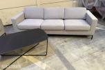 Sofagruppe med 2 stk 3-seters sofaer og salongbord