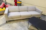 Sofagruppe med 2 stk 3-seters sofaer og salongbord