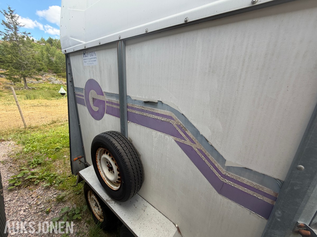 2001 GAUPEN HESTEHENGER / DYRETRANSPORT – 1 995 KG – TANDEM – SKILLEVEGG