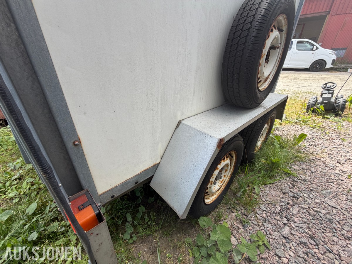 2001 GAUPEN HESTEHENGER / DYRETRANSPORT – 1 995 KG – TANDEM – SKILLEVEGG