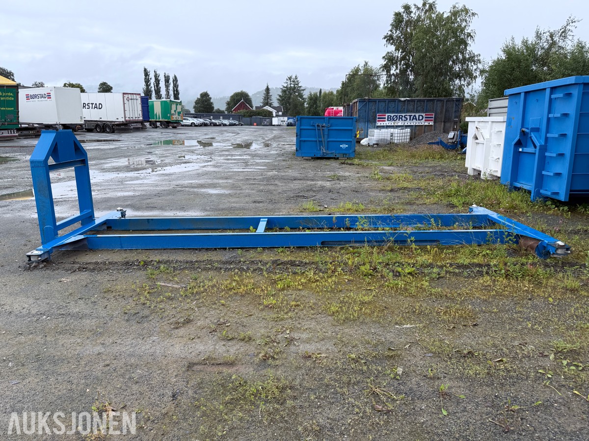 2011 - 20 fots container med containerramme