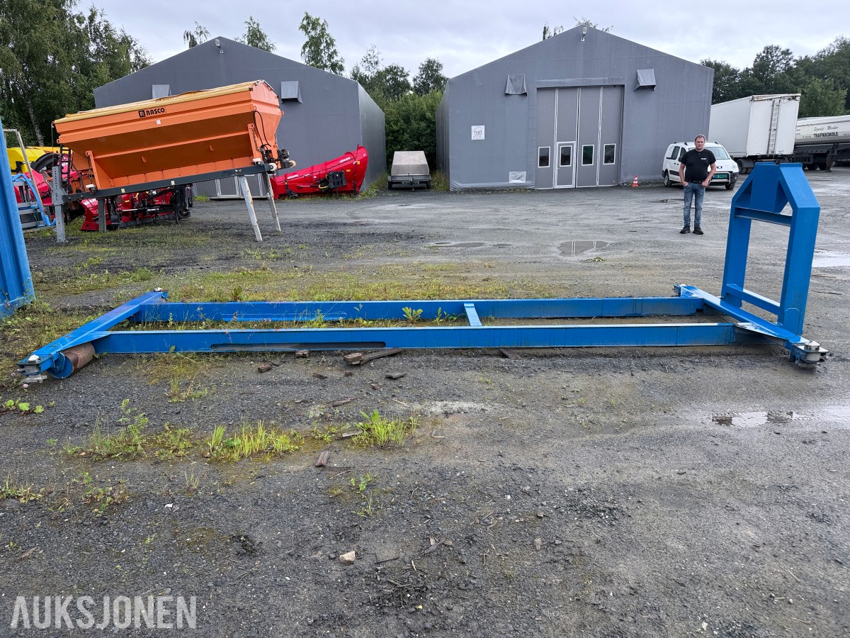 2011 - 20 fots container med containerramme