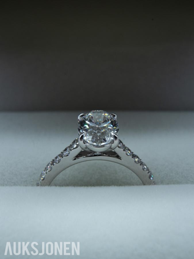  2,01 Carat Oval Diamantring (D / VVS2) & Sidesteiner – IGI-Sertifisert