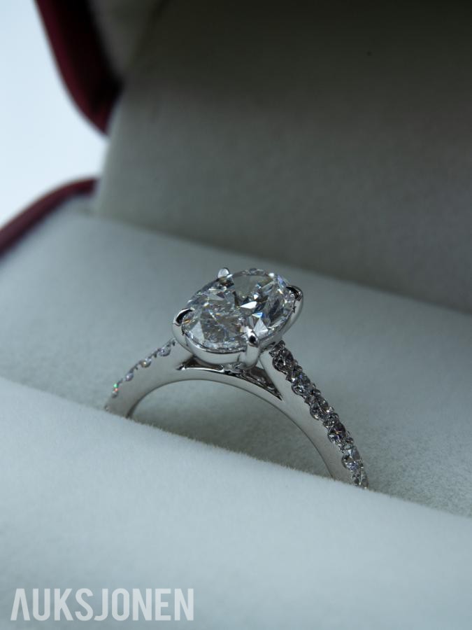  2,01 Carat Oval Diamantring (D / VVS2) & Sidesteiner – IGI-Sertifisert