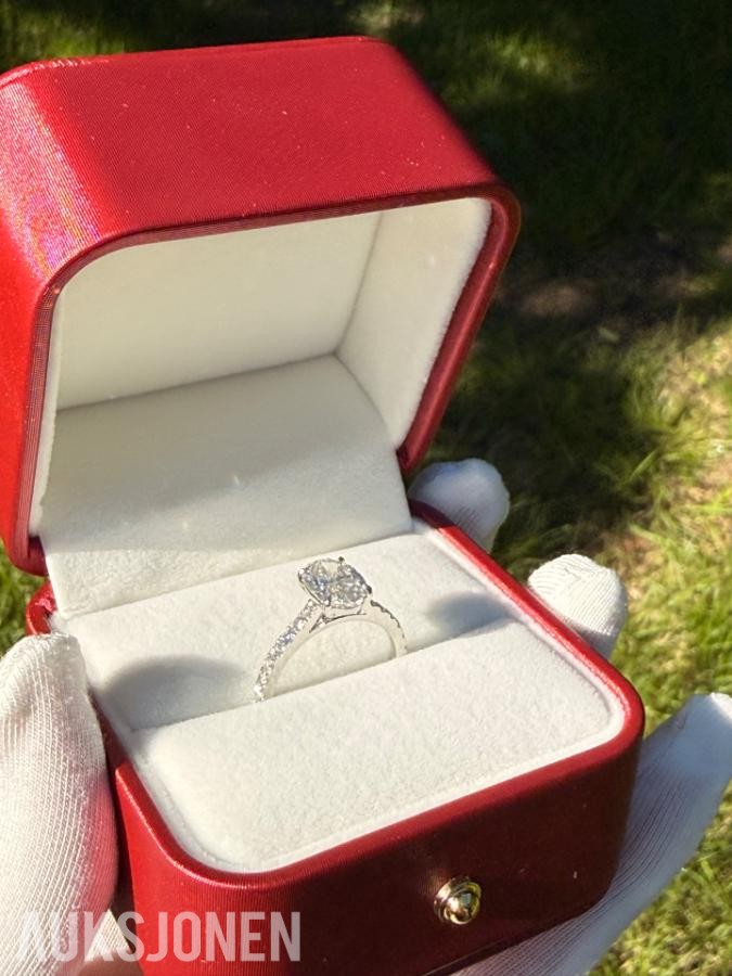  2,01 Carat Oval Diamantring (D / VVS2) & Sidesteiner – IGI-Sertifisert