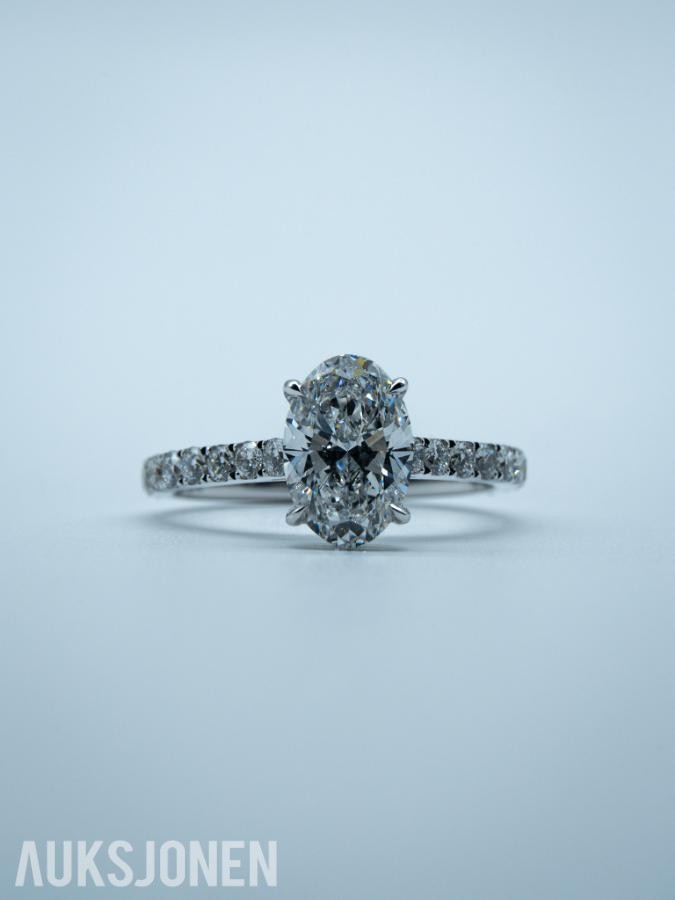  2,01 Carat Oval Diamantring (D / VVS2) & Sidesteiner – IGI-Sertifisert