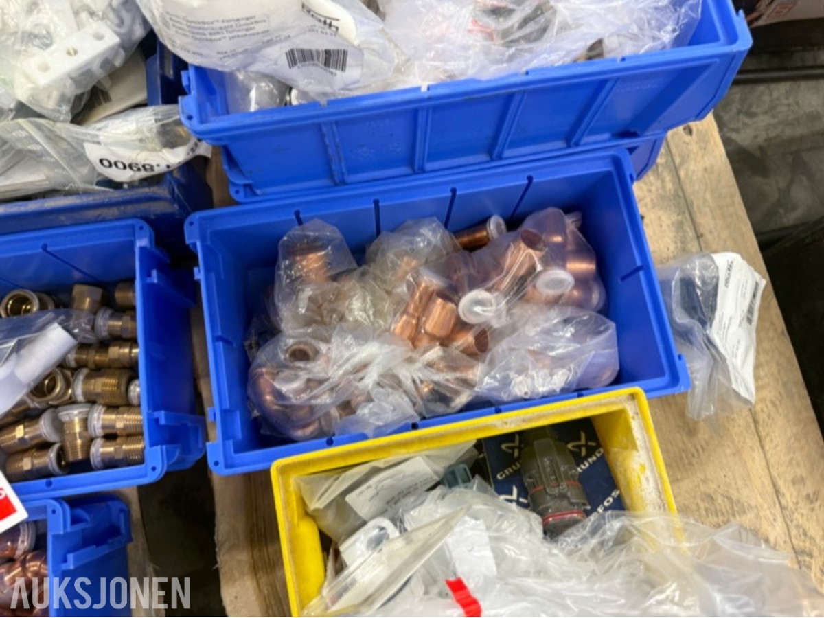 Parti med VVS-deler, rørdeler og tilbehør