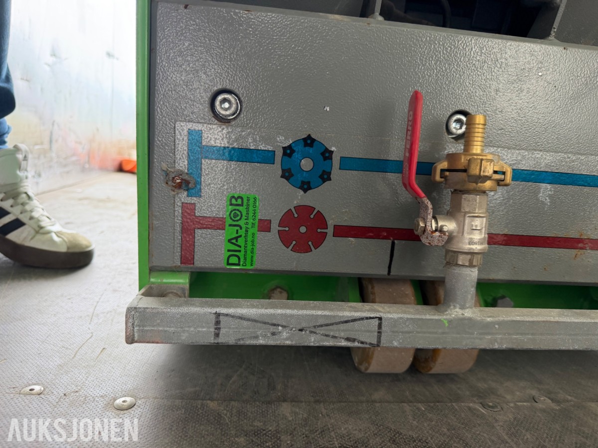 BK Hengeren Plc 2736B Skap m/Dr. Schulze DBF‑380 slissemaskin