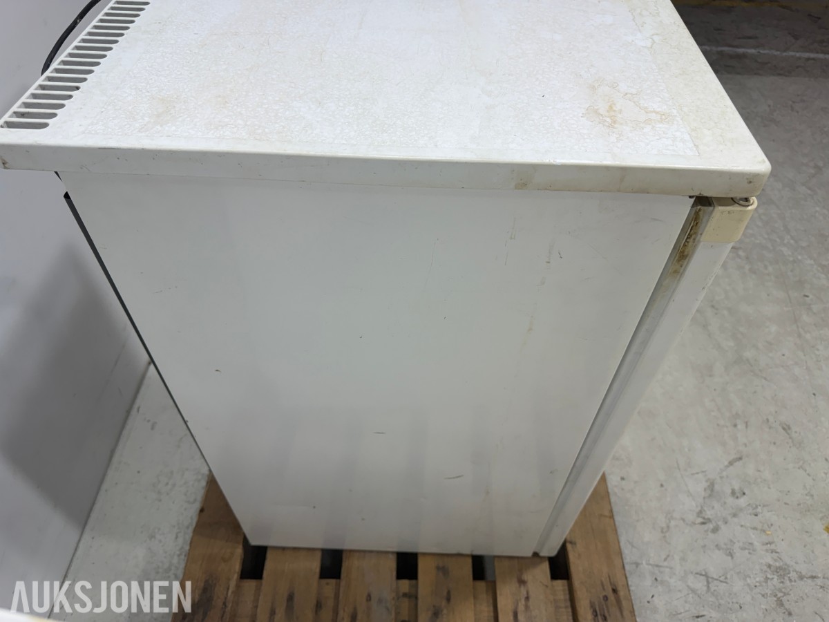 Bosch KTR15V20/01 og Whirlpool ARC 0060 underbenk kjøleskap