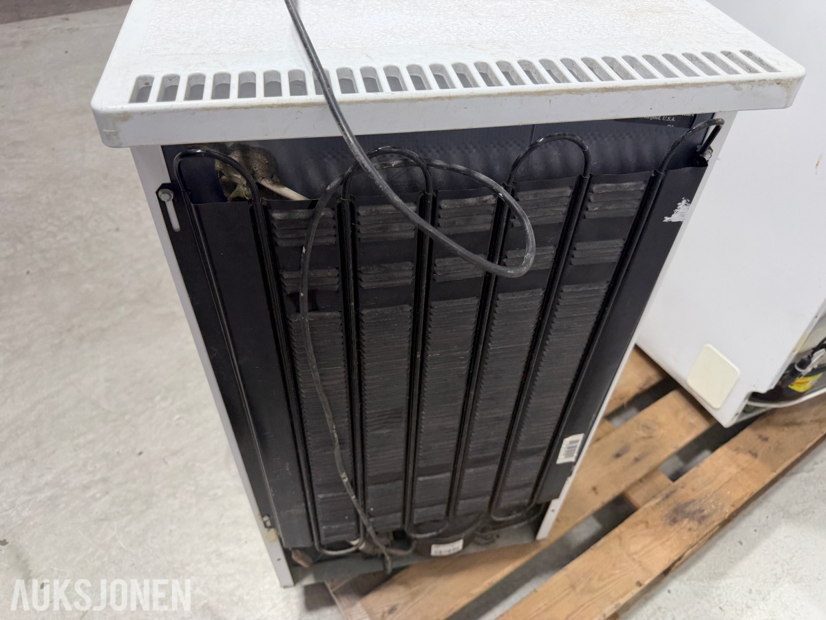 Bosch KTR15V20/01 og Whirlpool ARC 0060 underbenk kjøleskap