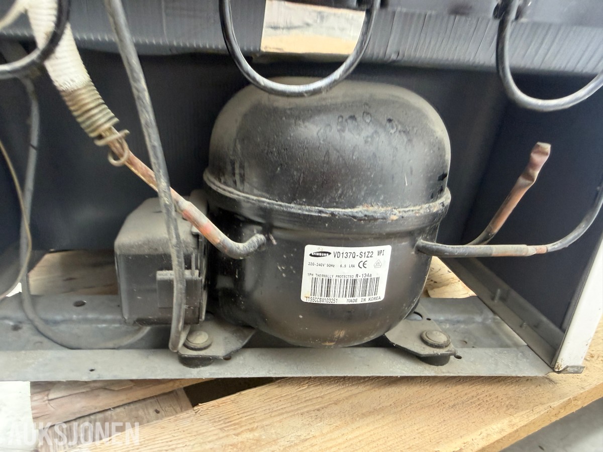 Bosch KTR15V20/01 og Whirlpool ARC 0060 underbenk kjøleskap
