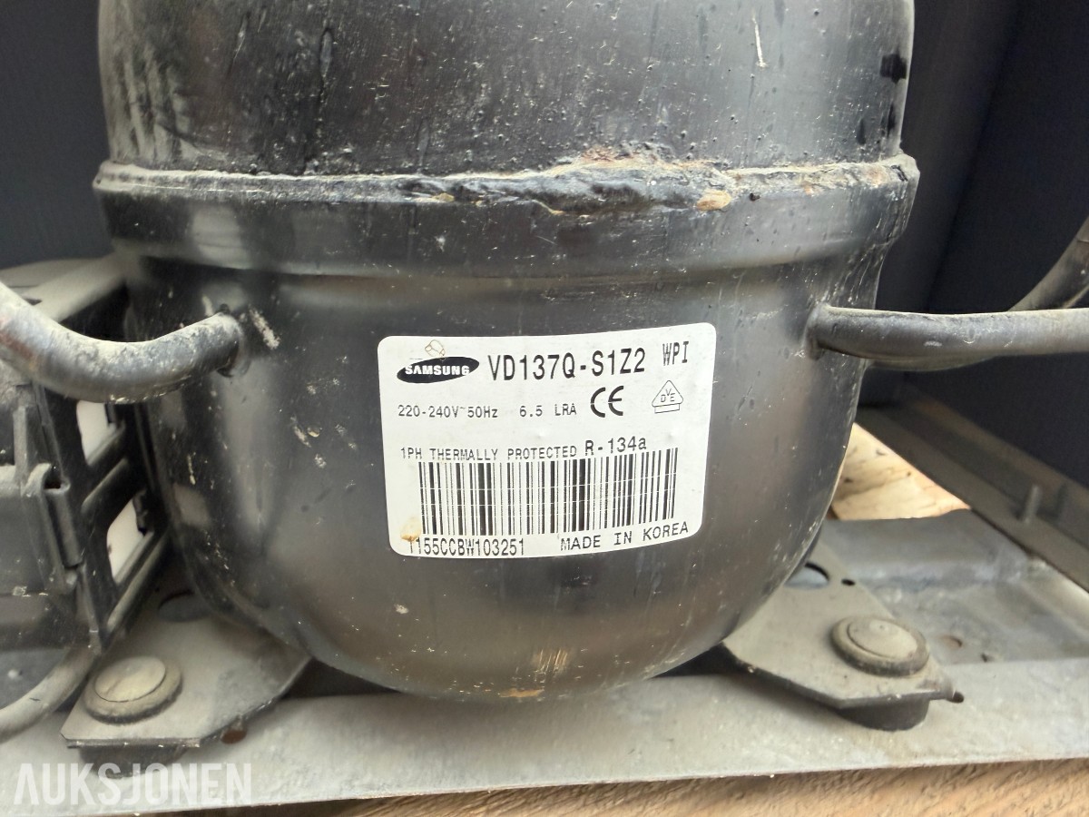 Bosch KTR15V20/01 og Whirlpool ARC 0060 underbenk kjøleskap