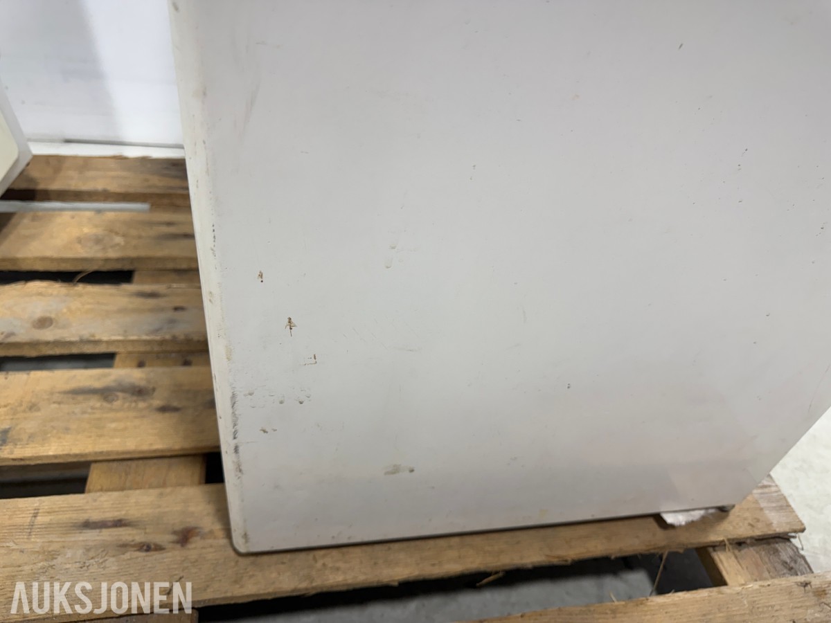 Bosch KTR15V20/01 og Whirlpool ARC 0060 underbenk kjøleskap