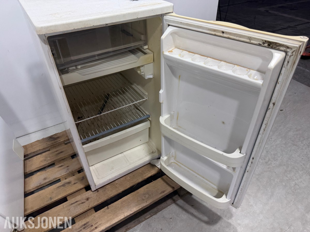 Bosch KTR15V20/01 og Whirlpool ARC 0060 underbenk kjøleskap