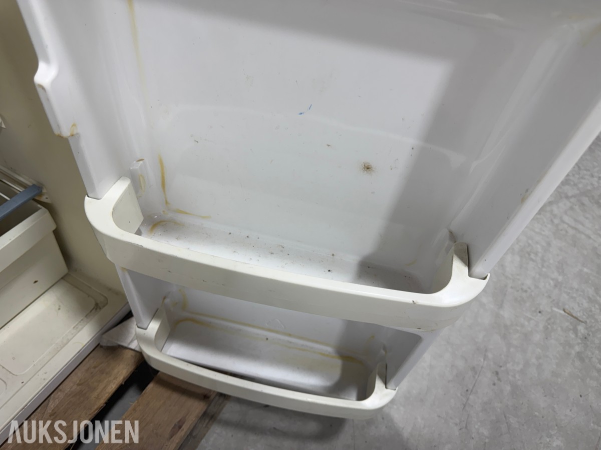 Bosch KTR15V20/01 og Whirlpool ARC 0060 underbenk kjøleskap