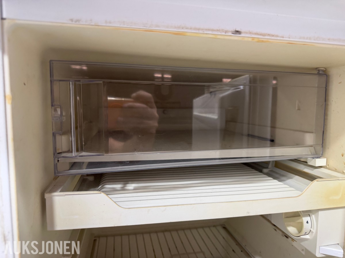 Bosch KTR15V20/01 og Whirlpool ARC 0060 underbenk kjøleskap