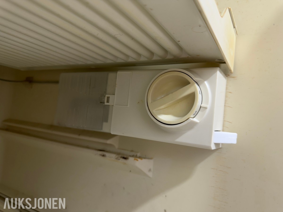 Bosch KTR15V20/01 og Whirlpool ARC 0060 underbenk kjøleskap