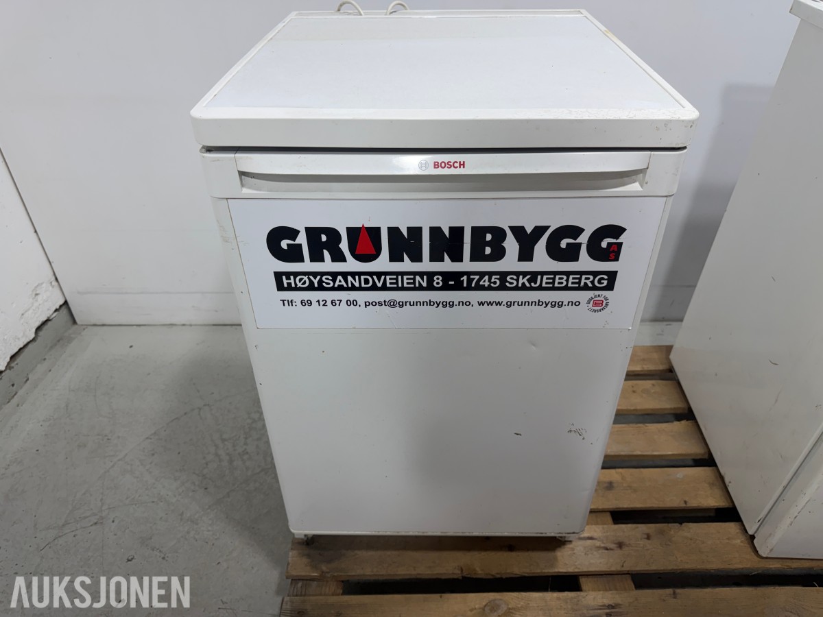 Bosch KTR15V20/01 og Whirlpool ARC 0060 underbenk kjøleskap